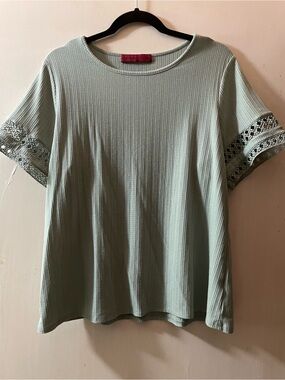 Love Scarlett Women’s Solid crochet Sleeve Top Large